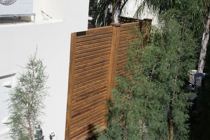 דקולה - תכנון ובניית גדרות ושערים מעץ